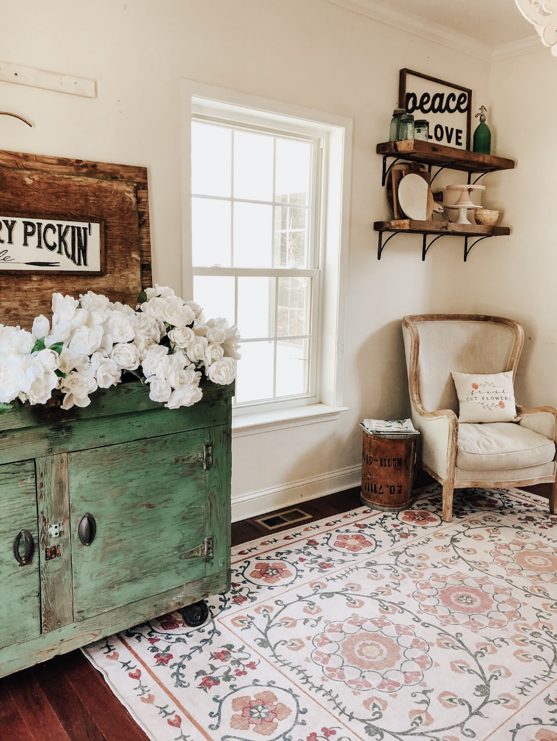 Another view of the kitchen nook.